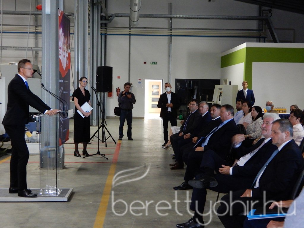 Szijjártó Péter látogatása a Mezei Vill-nél 30